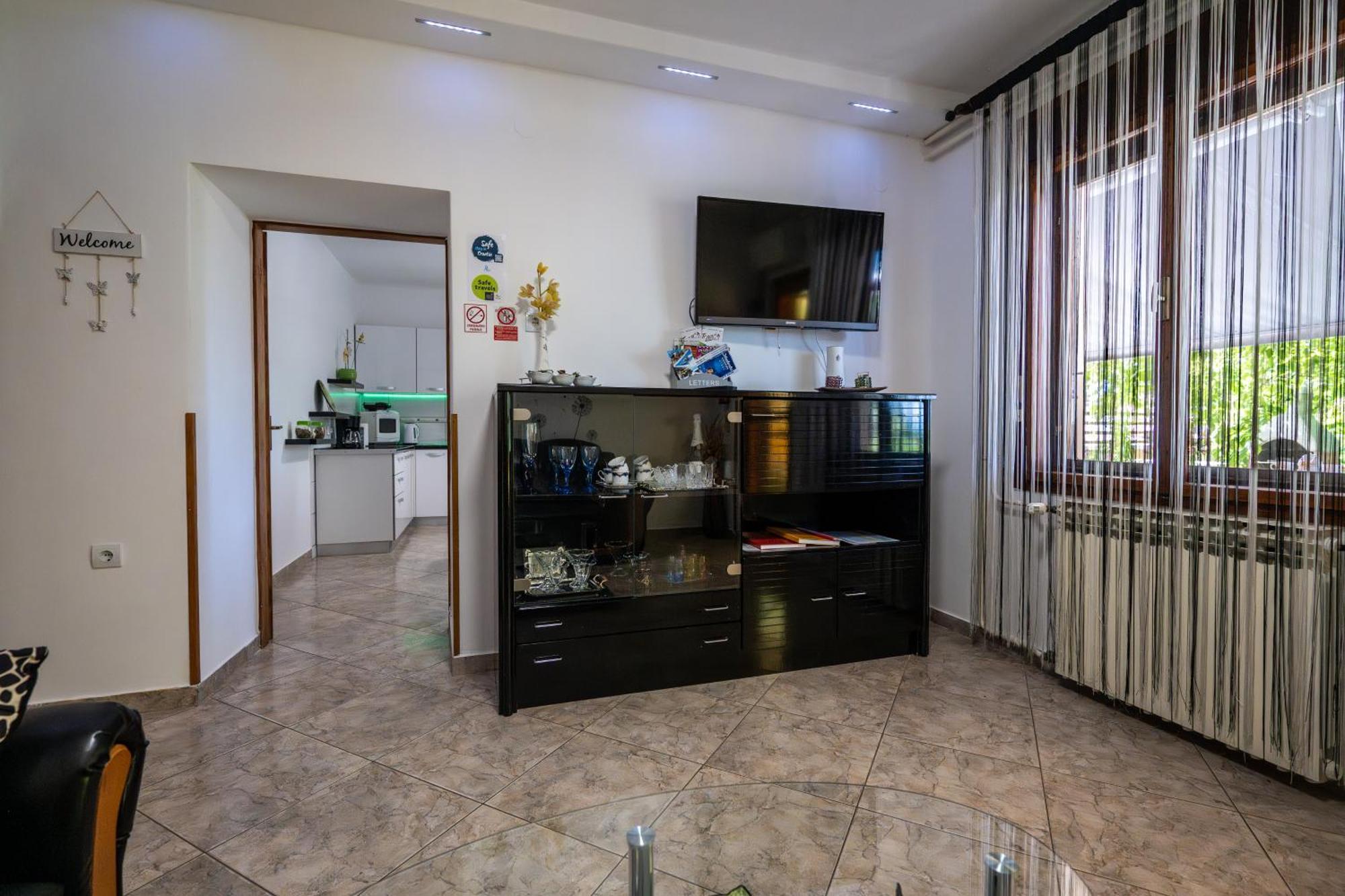 E-M Apartments With Private Pool Vinkuran Kültér fotó