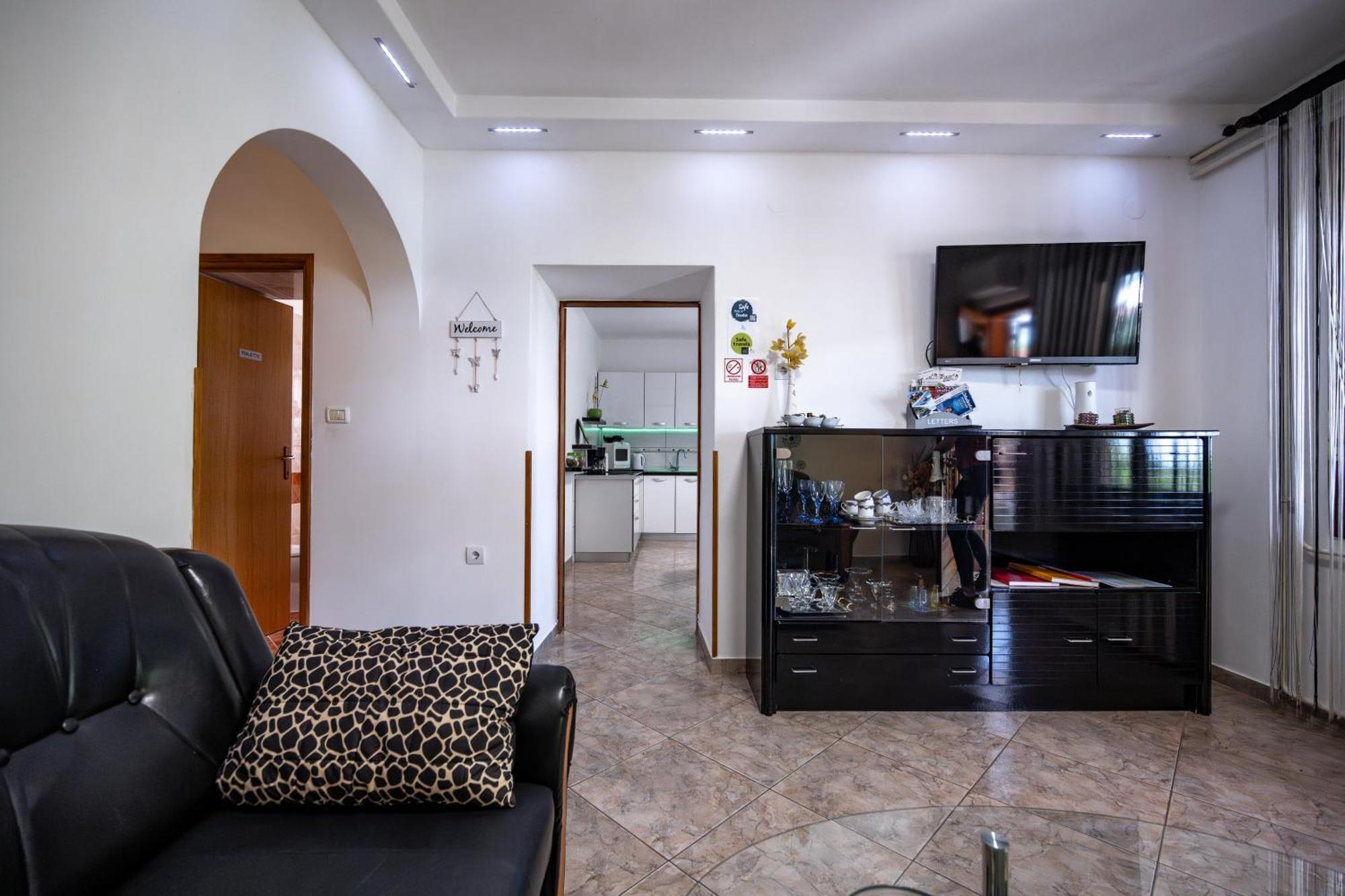 E-M Apartments With Private Pool Vinkuran Kültér fotó