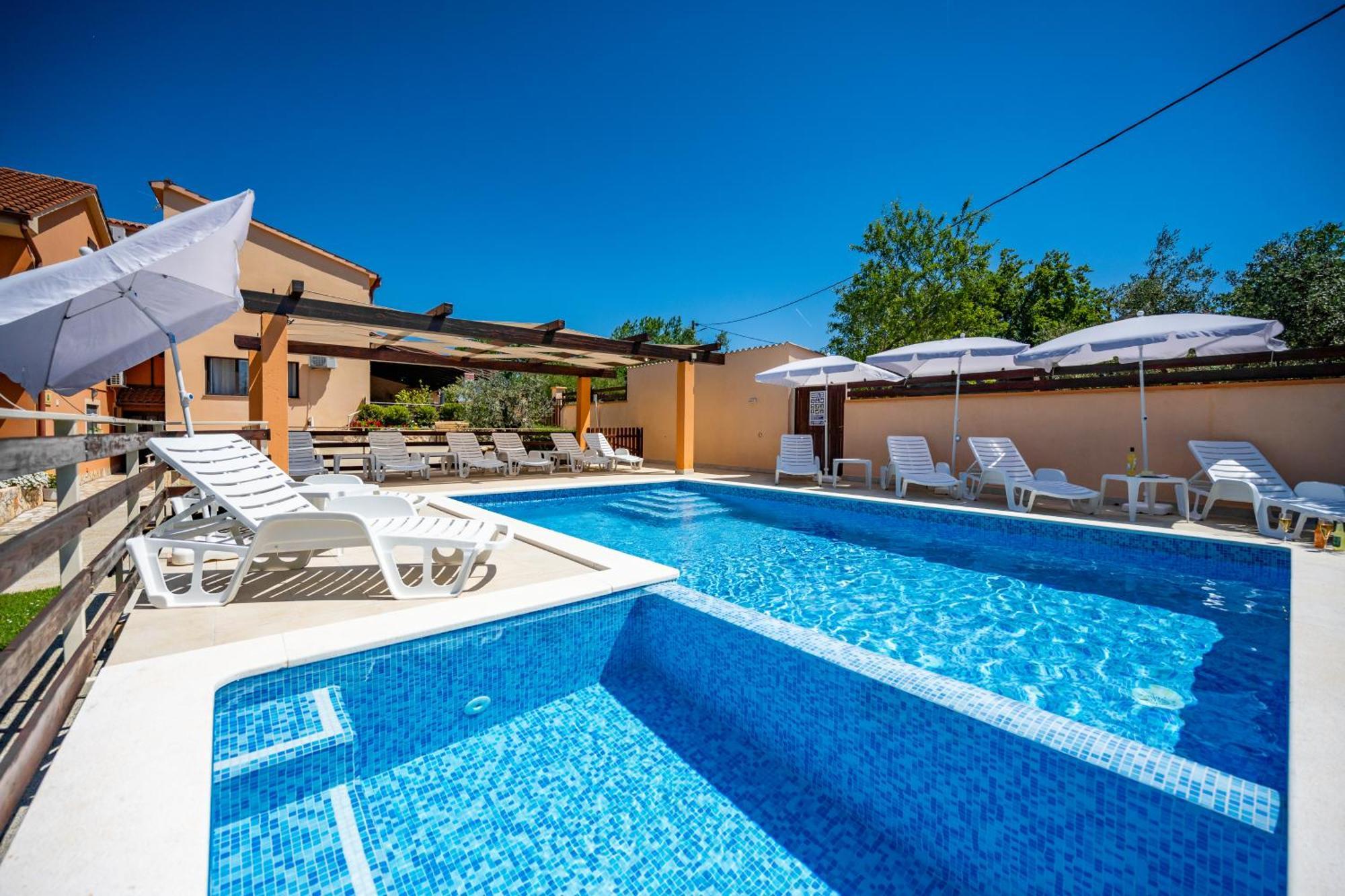 E-M Apartments With Private Pool Vinkuran Kültér fotó