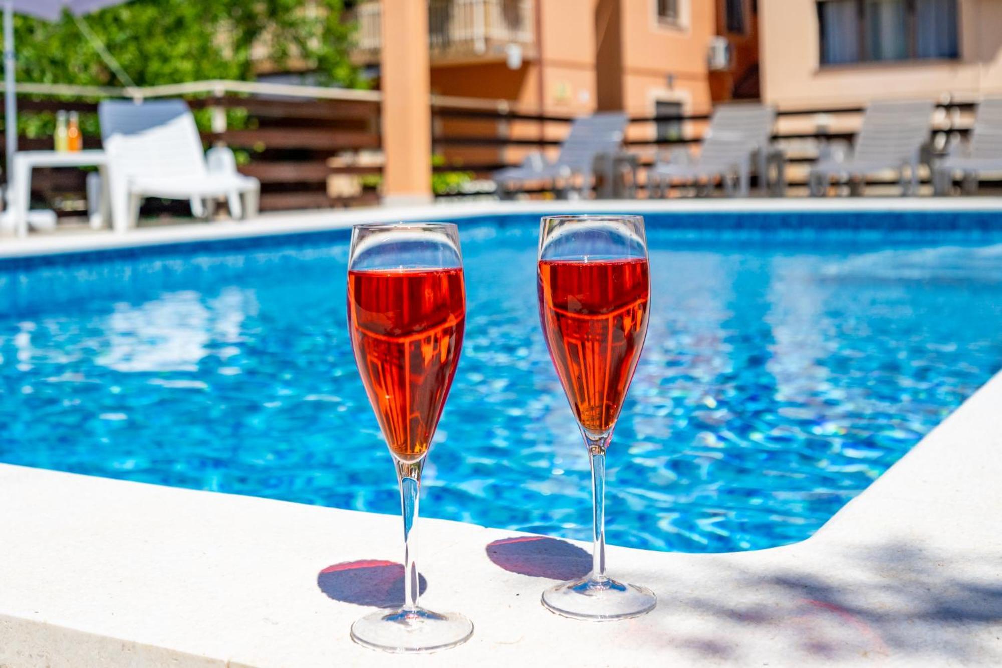 E-M Apartments With Private Pool Vinkuran Kültér fotó