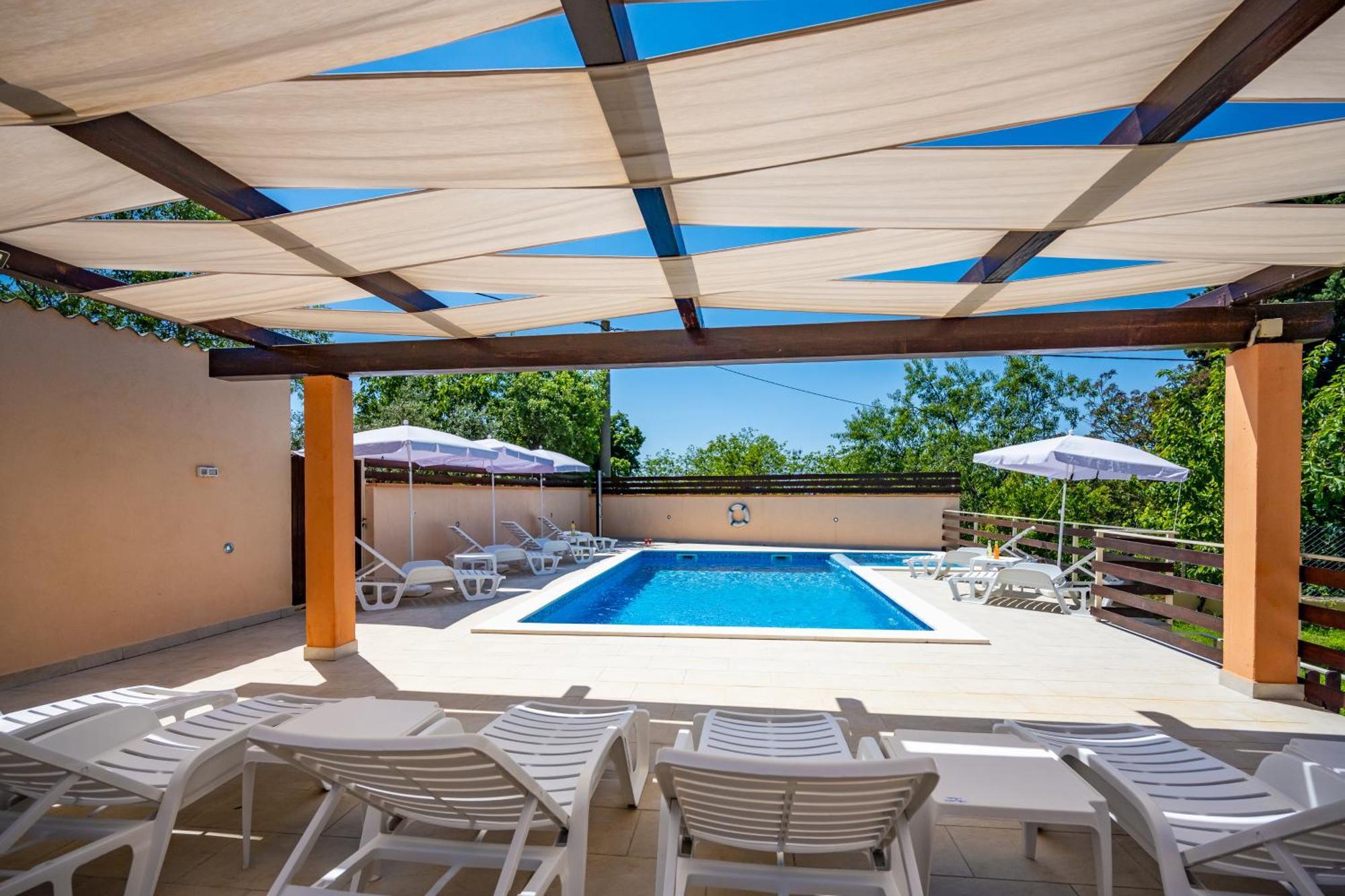 E-M Apartments With Private Pool Vinkuran Kültér fotó