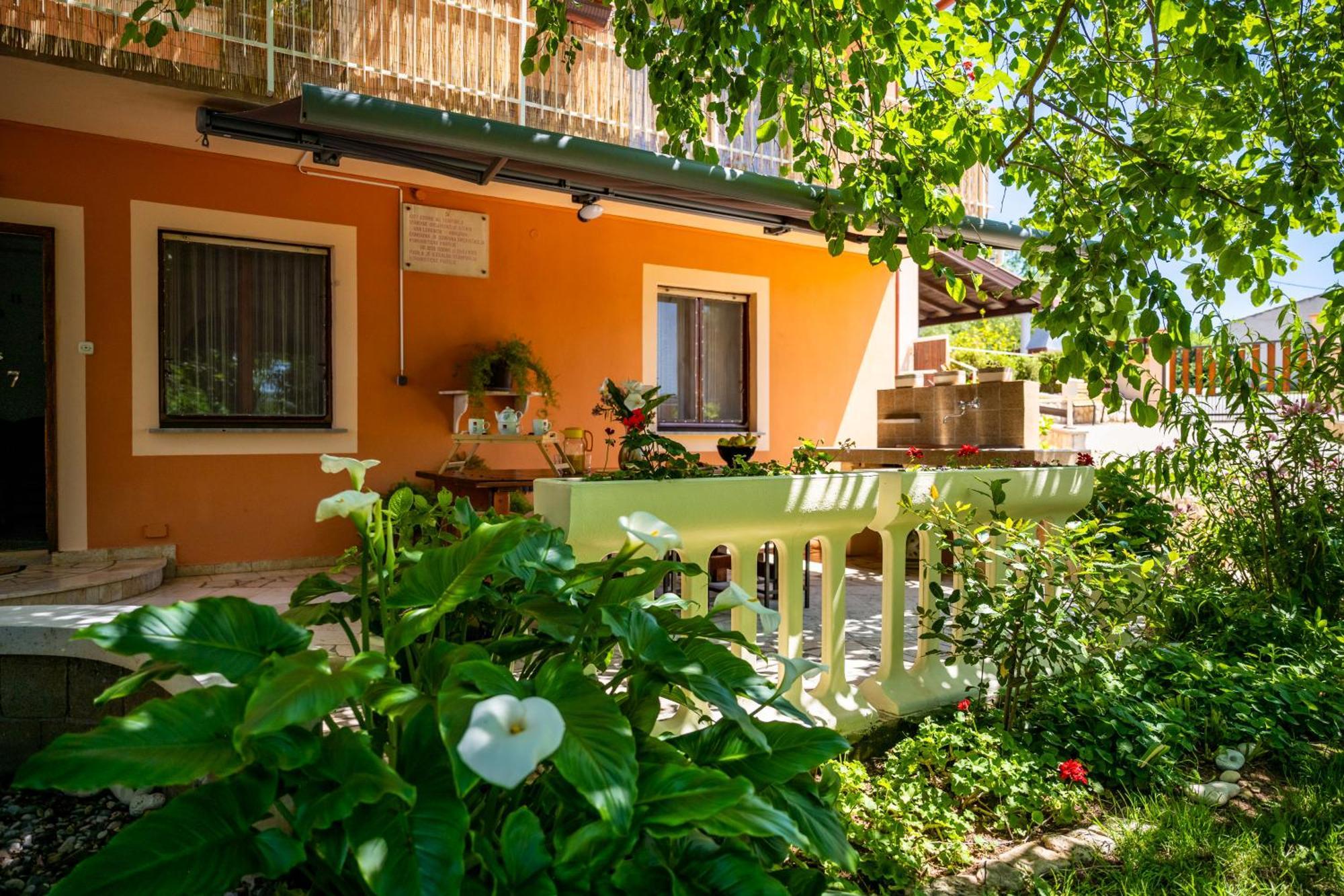 E-M Apartments With Private Pool Vinkuran Kültér fotó