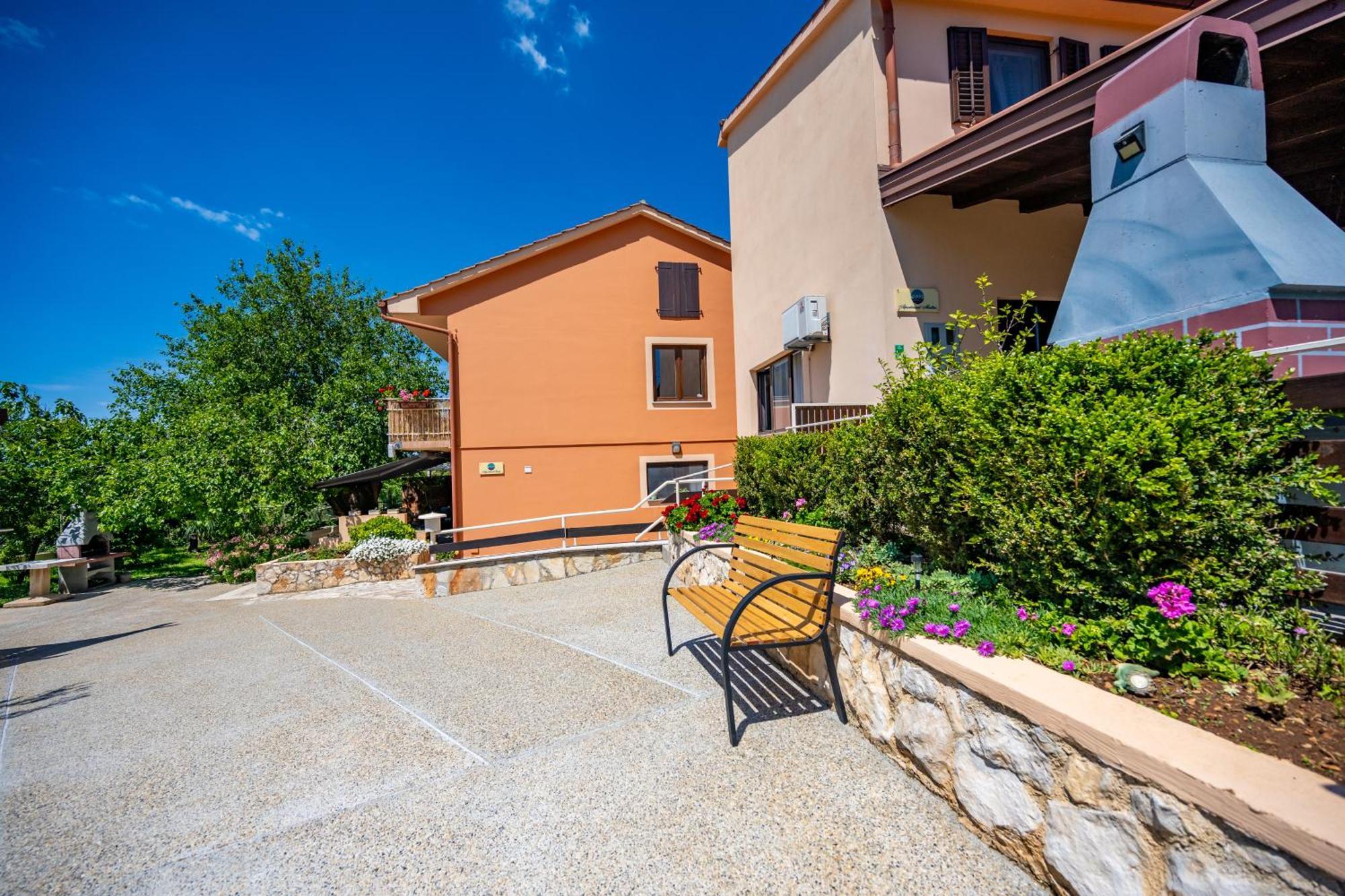 E-M Apartments With Private Pool Vinkuran Kültér fotó
