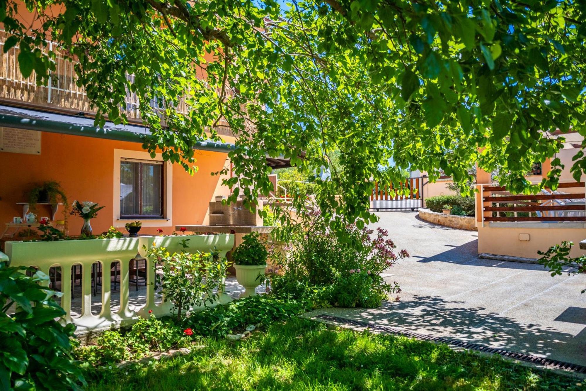 E-M Apartments With Private Pool Vinkuran Kültér fotó