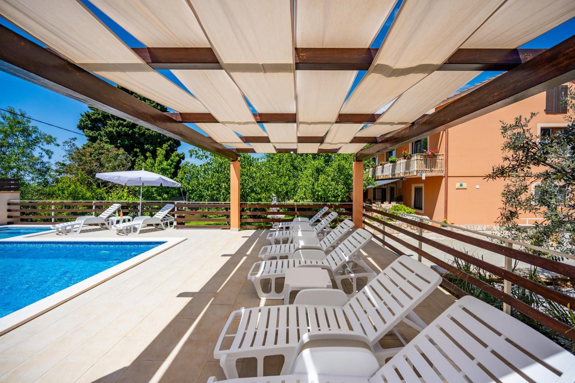 E-M Apartments With Private Pool Vinkuran Kültér fotó