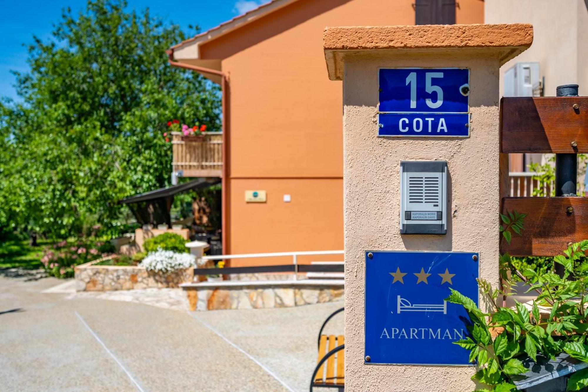 E-M Apartments With Private Pool Vinkuran Kültér fotó